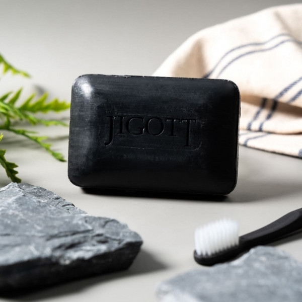 Изображение товара Мыло твердое Jigott Charcoal Scrub Soap для лица и тела с древесным углем (150г)