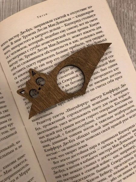 Изображение товара Держатель для страниц ОМурМебель Литературный комфорт Котик (коричневый)