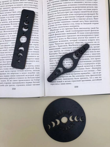 Изображение товара Держатель для страниц ОМурМебель Литературный комфорт Луна (черный)