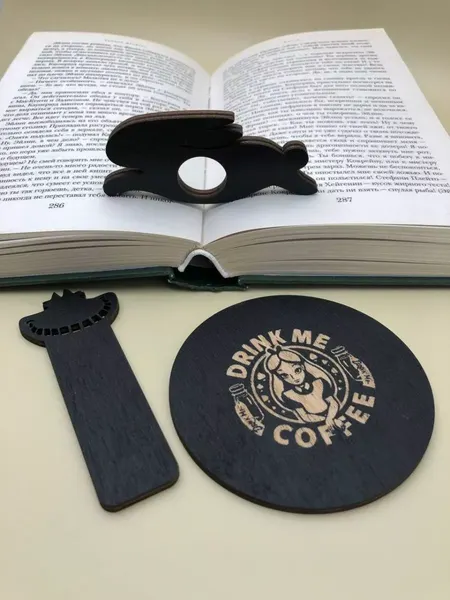 Изображение товара Держатель для страниц ОМурМебель Литературный комфорт Алиса в стране чудес (черный)