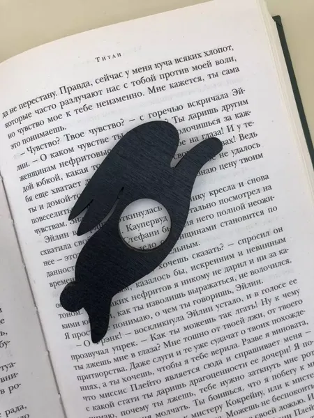 Изображение товара Держатель для страниц ОМурМебель Литературный комфорт Алиса в стране чудес (черный)