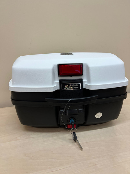 Изображение товара Кофр для мотоцикла AVM 688 (черный/белый)