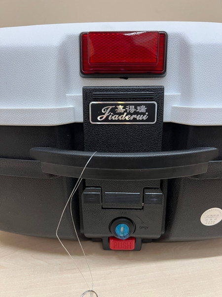 Изображение товара Кофр для мотоцикла AVM 688 (черный/белый)