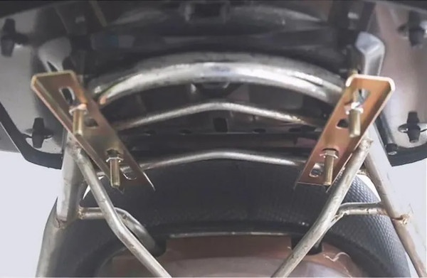 Изображение товара Кофр для мотоцикла AVM 688 (черный/белый)