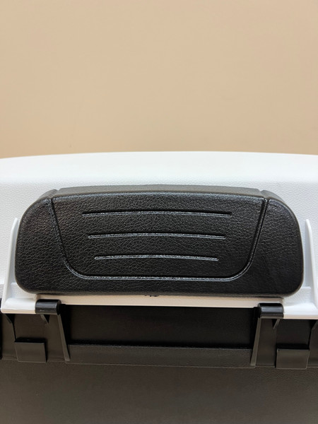 Изображение товара Кофр для мотоцикла AVM 688 (черный/белый)