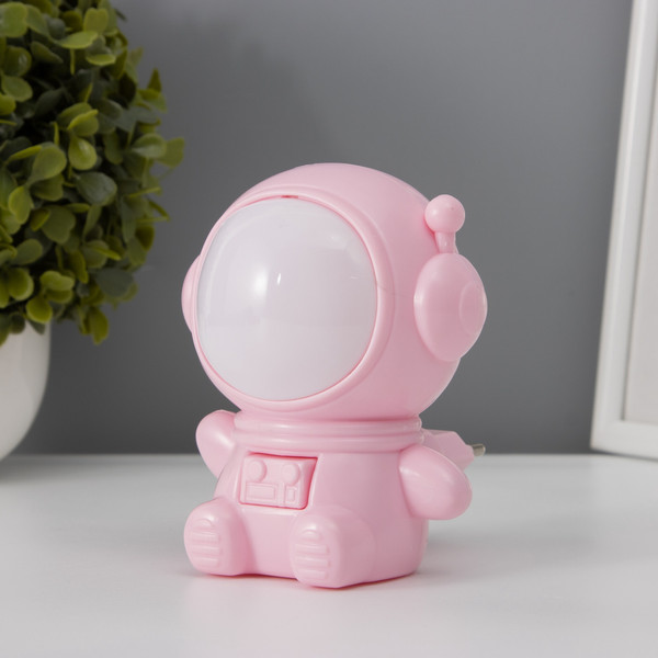 Изображение товара Ночник Risalux Приветливый космонавт 10771728 (розовый)