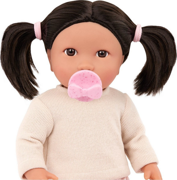 Изображение товара Пупс с аксессуарами LullaBaby С темными волосами в бежевой кофте, азиатка / LBY7283
