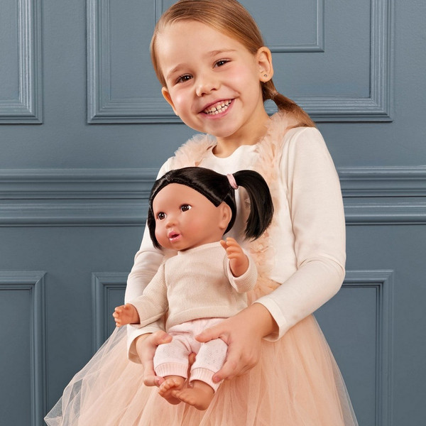 Изображение товара Пупс с аксессуарами LullaBaby С темными волосами в бежевой кофте, азиатка / LBY7283