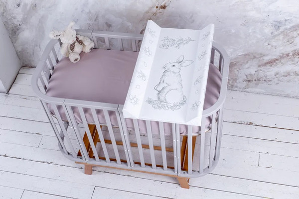 Изображение товара Доска пеленальная Sweet Baby Foresta Magica New Grigio Oliva на кроватку 79x45 (заяц серый/оливковый)