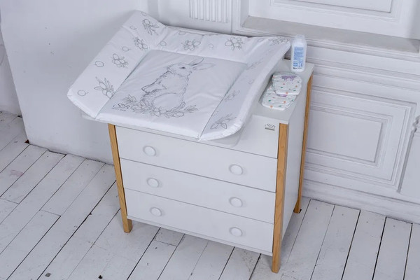 Изображение товара Пеленальный матрас Sweet Baby Foresta Magica Grigio Oliva 80x71 (заяц серый/оливковый)