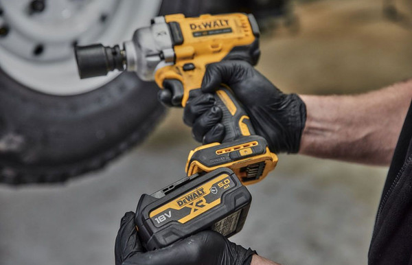 Изображение товара Профессиональный гайковерт DeWalt DCF892N