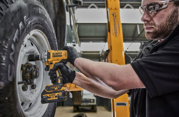 Изображение товара Профессиональный гайковерт DeWalt DCF892N