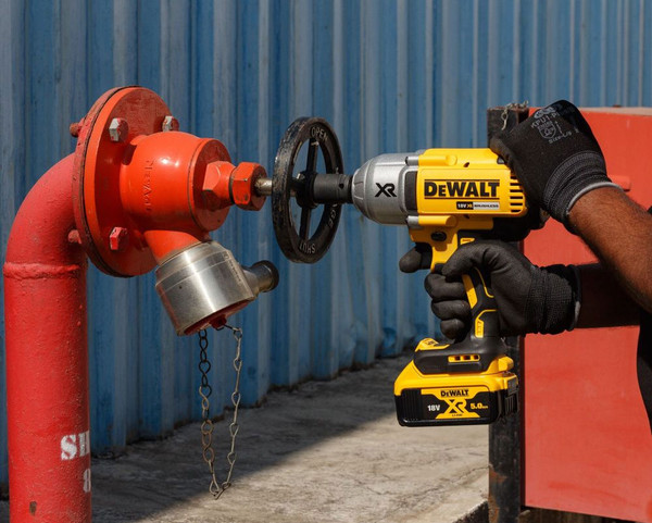 Изображение товара Профессиональный гайковерт DeWalt DCF899P1