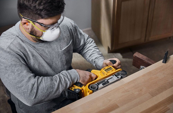 Изображение товара Профессиональная ленточная шлифмашина DeWalt DCW220NT