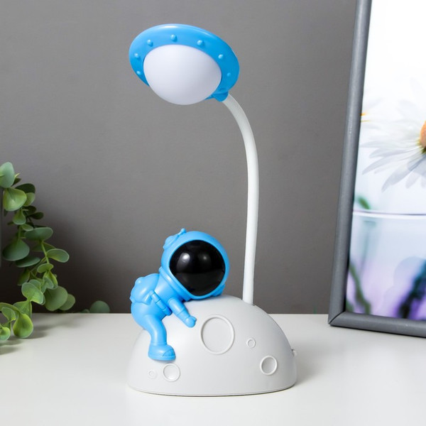 Изображение товара Настольная лампа Risalux Космонавт на луне 7697690 (белый/синий)