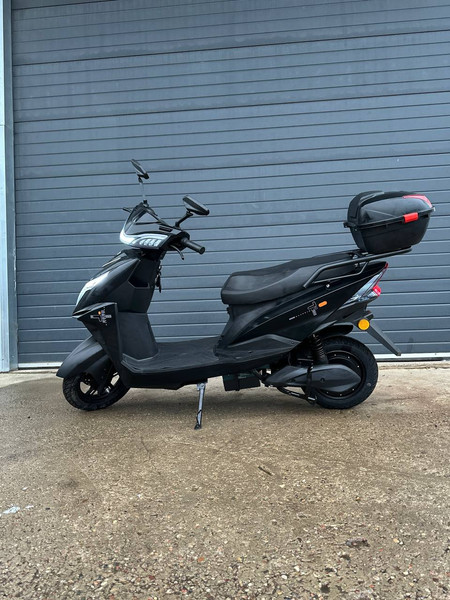 Изображение товара Электроскутер Volt Storm ZS с багажником (черный)