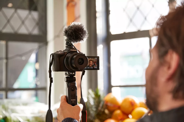 Изображение товара Беззеркальный фотоаппарат Canon EOS R50 Kit RF-S 18-45mm IS STM 5811C013 / 5811C015 (черный)