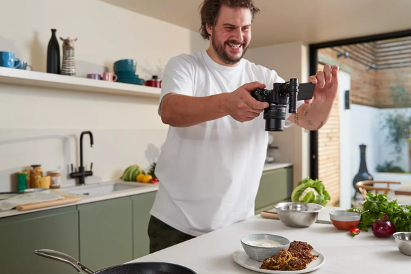 Изображение товара Беззеркальный фотоаппарат Canon EOS R50 Kit RF-S 18-45mm IS STM 5811C013 / 5811C015 (черный)