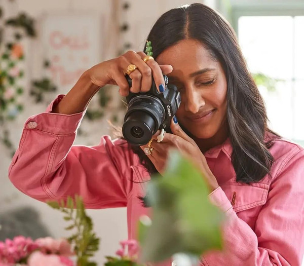 Изображение товара Беззеркальный фотоаппарат Canon EOS R50 Kit RF-S 18-45mm IS STM 5811C013 / 5811C015 (черный)