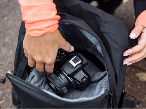 Изображение товара Беззеркальный фотоаппарат Canon EOS R50 Kit RF-S 18-45mm IS STM 5811C013 / 5811C015 (черный)