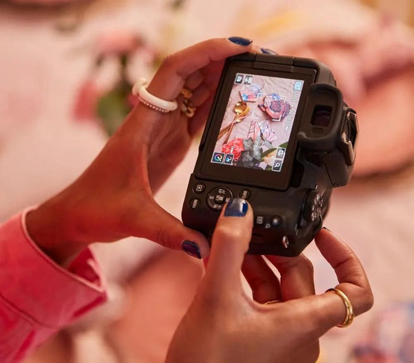 Изображение товара Беззеркальный фотоаппарат Canon EOS R50 Kit RF-S 18-45mm IS STM 5811C013 / 5811C015 (черный)