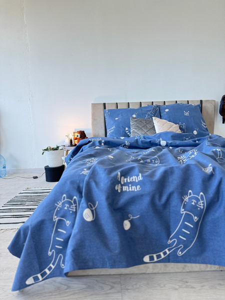 Изображение товара Комплект постельного белья Samsara Коты на синем фоне 1.5сп (простыня на резинке)