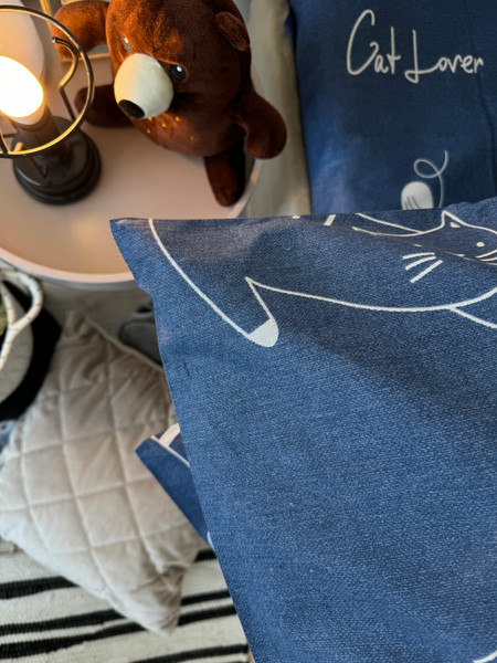 Изображение товара Комплект постельного белья Samsara Коты на синем фоне 1.5сп (простыня на резинке)