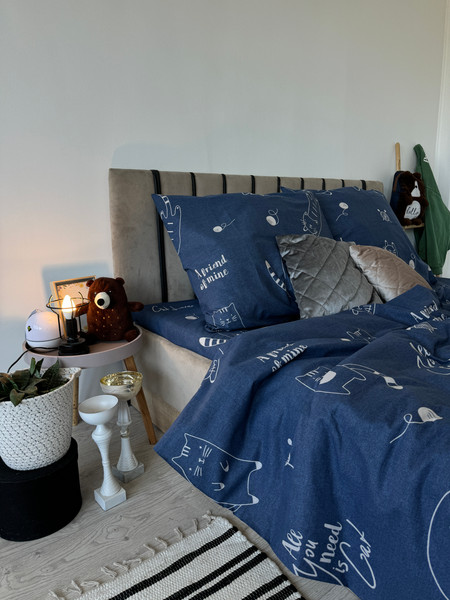 Изображение товара Комплект постельного белья Samsara Коты на синем фоне 1.5сп (простыня на резинке)