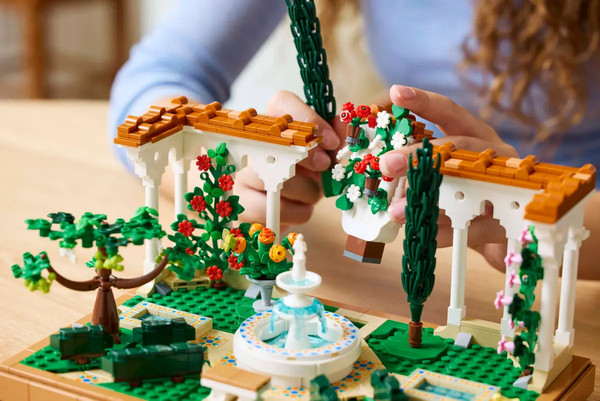 Изображение товара Конструктор Lego Icons Сад с фонтаном 10359