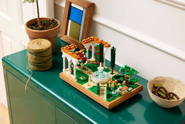 Изображение товара Конструктор Lego Icons Сад с фонтаном 10359