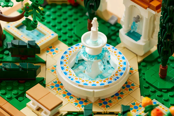 Изображение товара Конструктор Lego Icons Сад с фонтаном 10359