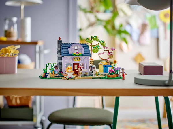 Изображение товара Конструктор Lego Friends Дом пчеловода и цветник 42669