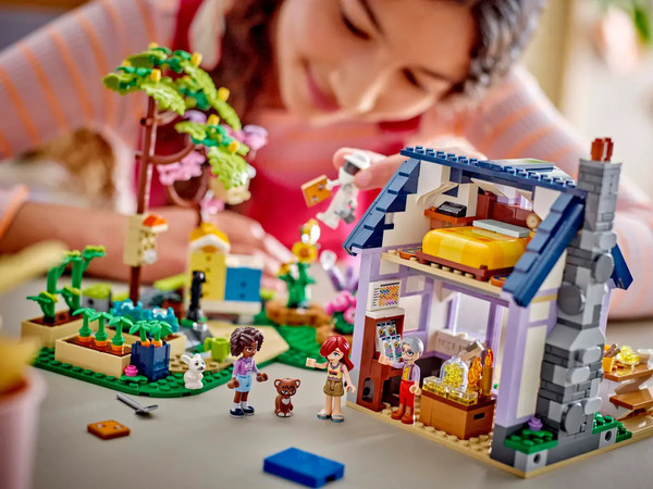 Изображение товара Конструктор Lego Friends Дом пчеловода и цветник 42669