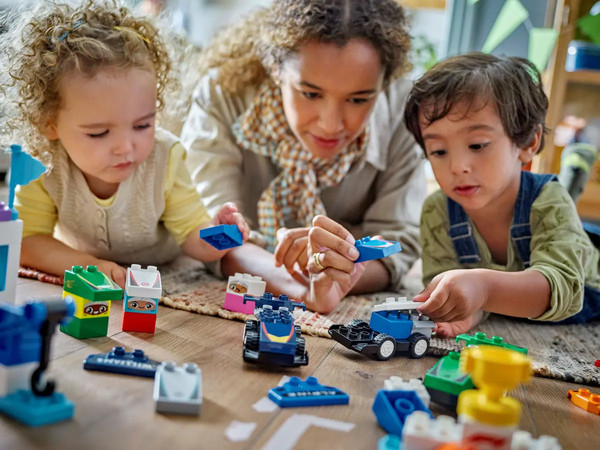 Изображение товара Конструктор Lego Duplo Гоночные машины и пилоты команды F1 10445