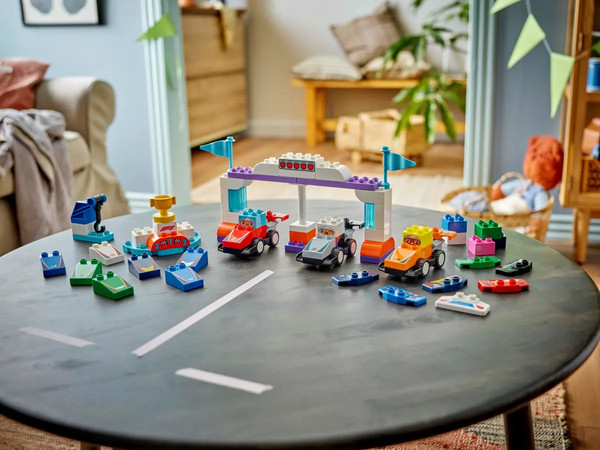 Изображение товара Конструктор Lego Duplo Гоночные машины и пилоты команды F1 10445