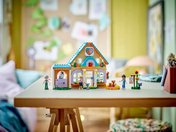 Изображение товара Конструктор Lego Friends Ветеринарная клиника для лошадей и питомцев 42651