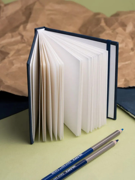 Изображение товара Скетчбук Малевичъ GrafArt White / 401275 (40л, темно-синий)