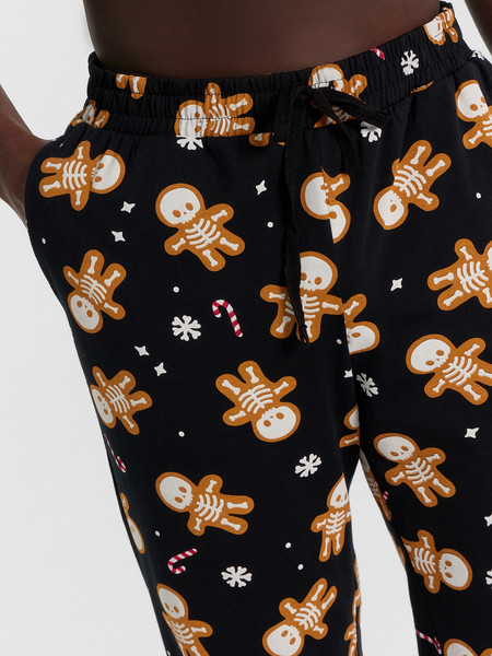 Изображение товара Комплект домашней одежды Mark Formelle 591043 (р.104-94-182/188, красный/пряники-скелеты на черном)