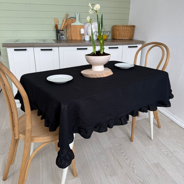 Изображение товара Скатерть ОМурМебель 150x120см прямоугольная с рюшами (черный)