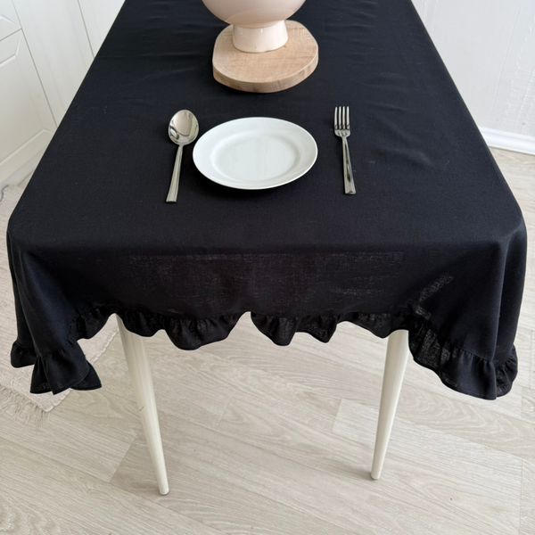 Изображение товара Скатерть ОМурМебель 150x120см прямоугольная с рюшами (черный)