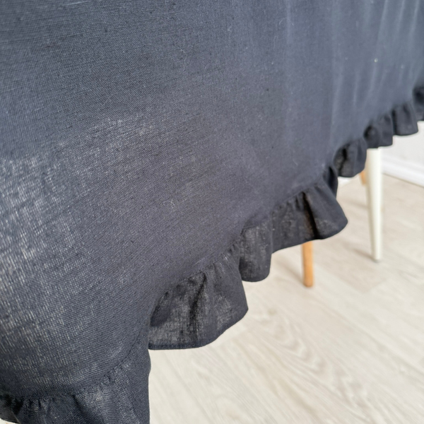 Изображение товара Скатерть ОМурМебель 150x120см прямоугольная с рюшами (черный)