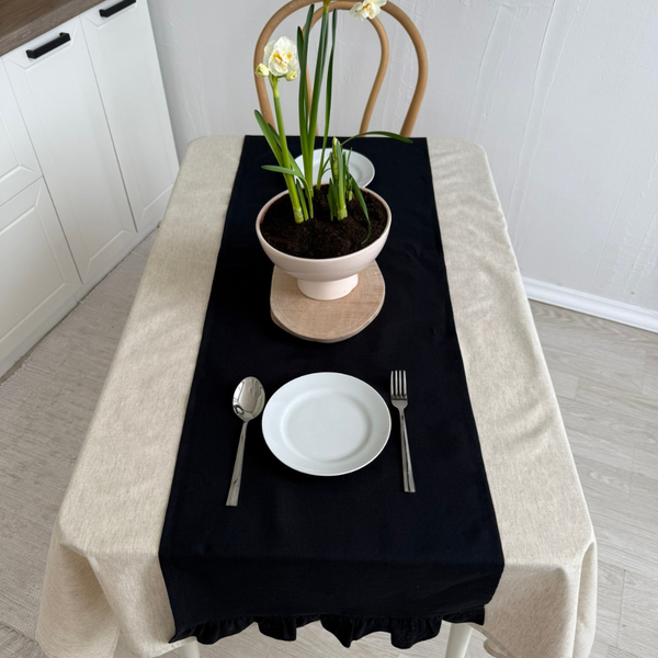 Изображение товара Дорожка на стол ОМурМебель 140x40см с рюшами (черный)