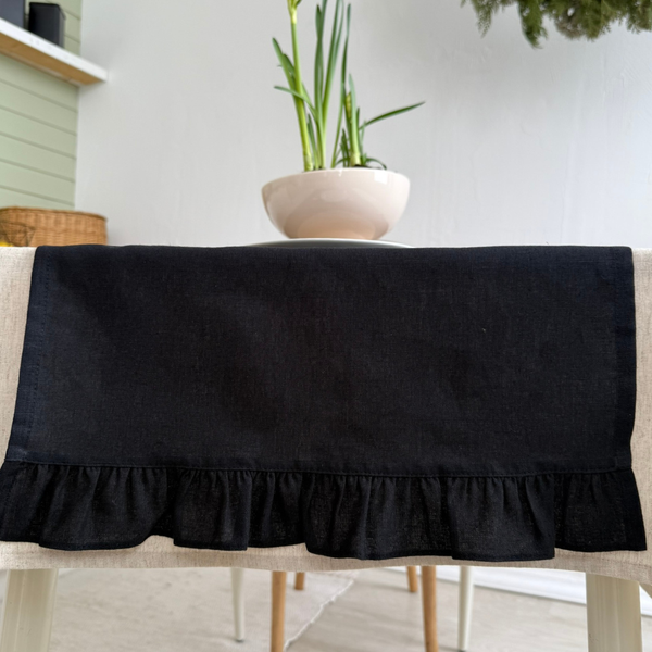 Изображение товара Дорожка на стол ОМурМебель 140x40см с рюшами (черный)