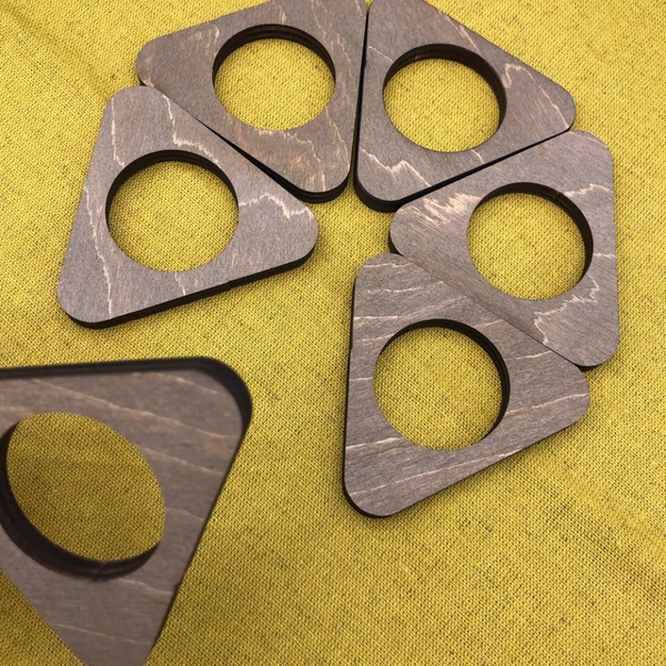 Изображение товара Набор сервировочных салфеток ОМурМебель с держателем Треугольник (6шт, горчичный)