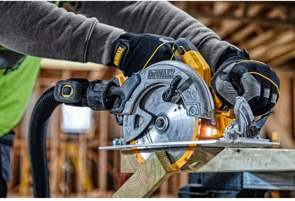Изображение товара Профессиональная дисковая пила DeWalt DCS570P2