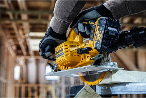 Изображение товара Профессиональная дисковая пила DeWalt DCS570P2