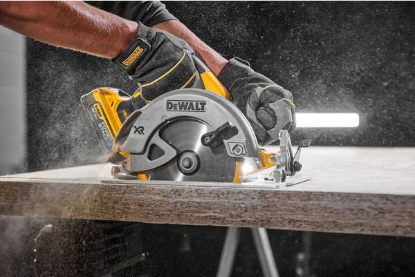 Изображение товара Профессиональная дисковая пила DeWalt DCS570P2