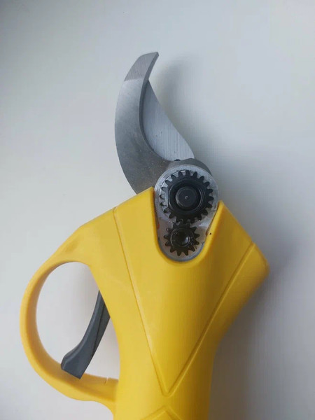 Изображение товара Секатор аккумуляторный EUROLUX CP-20Li-2K EA+ (70/13/140)