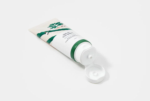 Изображение товара Пенка для умывания Round Lab Mugwort Calming Cleanser (150мл)