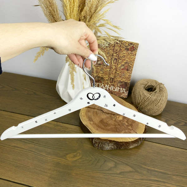 Изображение товара Деревянная вешалка-плечики Брестская Фабрика Сувениров Для платья невесты или костюма жениха / HR24